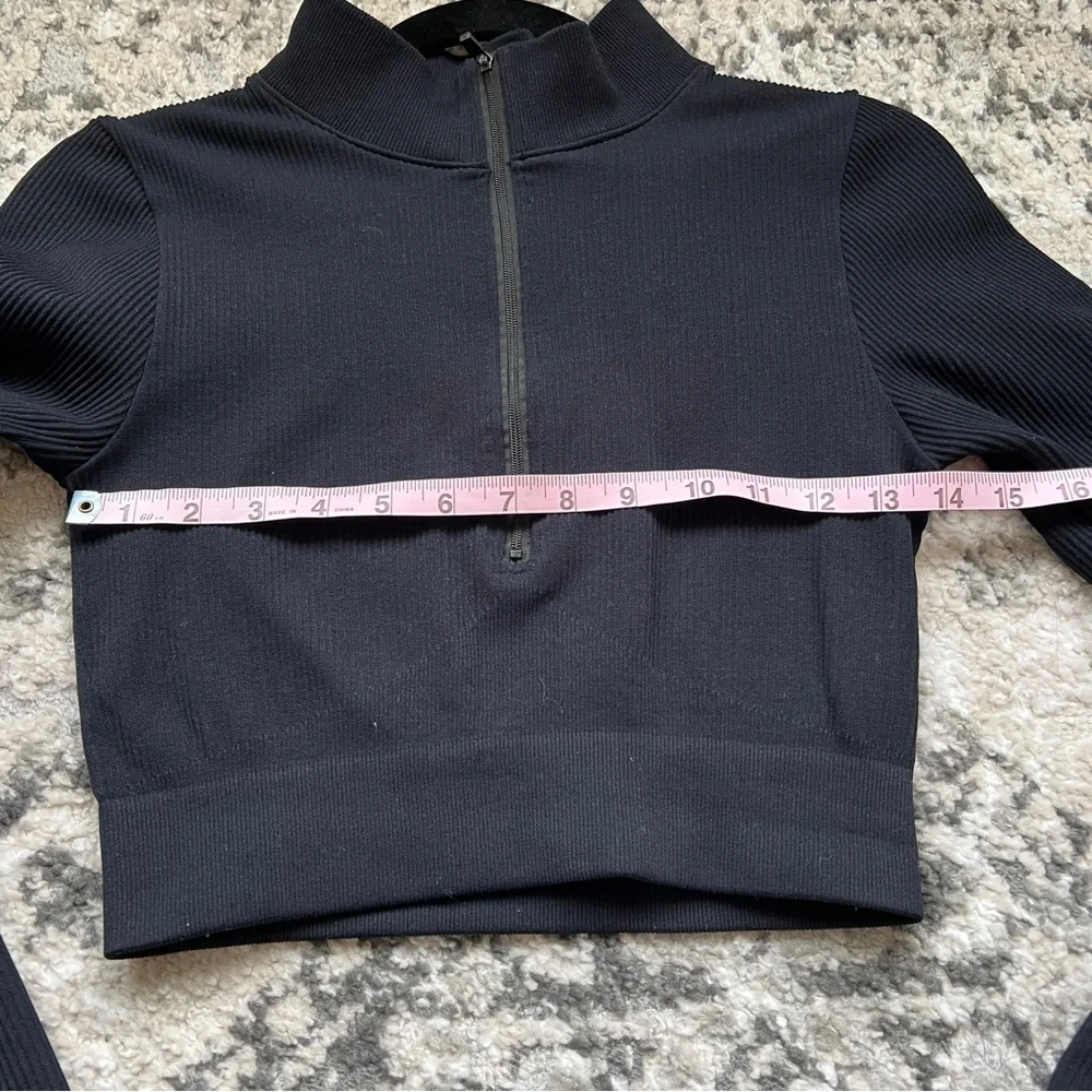 🔥Black Ribbed Zip-Up Crop Top - Picture 9 of 12
